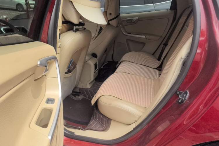 Used Volvo XC60 2011 2.0T Zhiya Edition Left Rear Seat