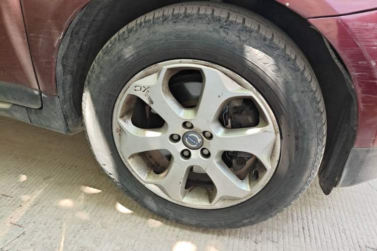 Used Volvo XC60 2011 2.0T Zhiya Edition Right Front Wheel Hub