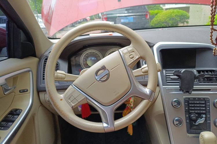 Used Volvo XC60 2011 2.0T Zhiya Edition Steering Wheel