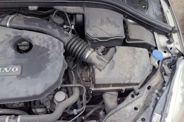 Used Volvo XC60 2011 2.0T Zhiya Edition Engine Bay Left