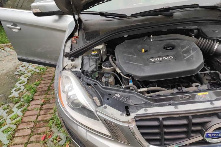 Used Volvo XC60 2011 2.0T Zhiya Edition Engine Bay Right