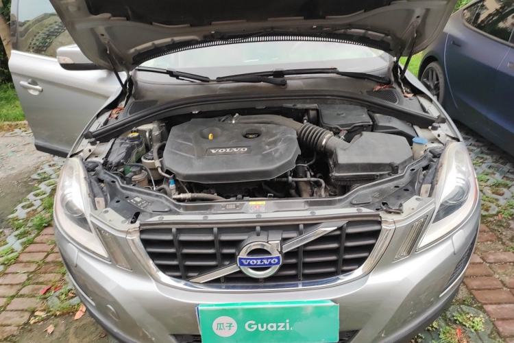 Used Volvo XC60 2011 2.0T Zhiya Edition Engine Bay