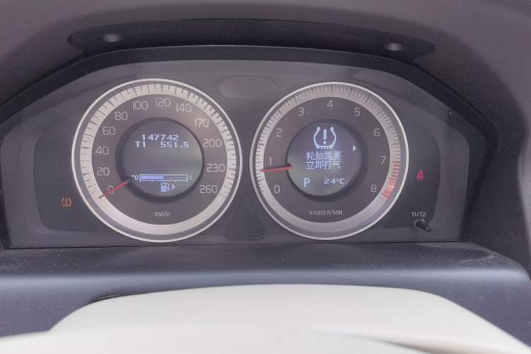 Used Volvo XC60 2011 2.0T Zhiya Edition Instrument Cluster