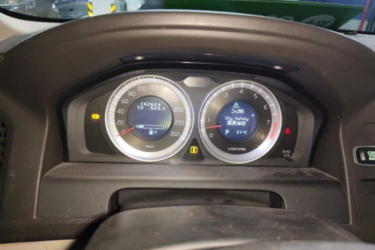 Used Volvo XC60 2011 T6 AWD ZhiZun Edition Odometer Close Up