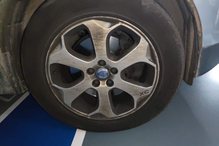 Used Volvo XC60 2011 T6 AWD ZhiZun Edition Right Front Wheel Hub