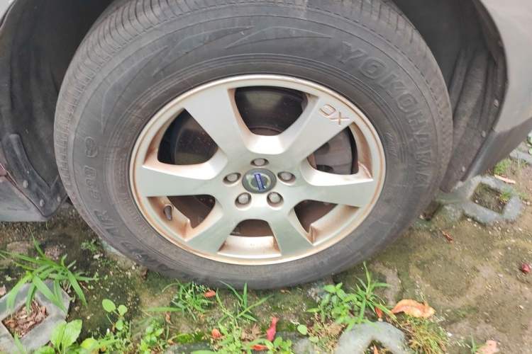Used Volvo XC60 2011 2.0T Zhiya Edition Right Front Wheel Hub