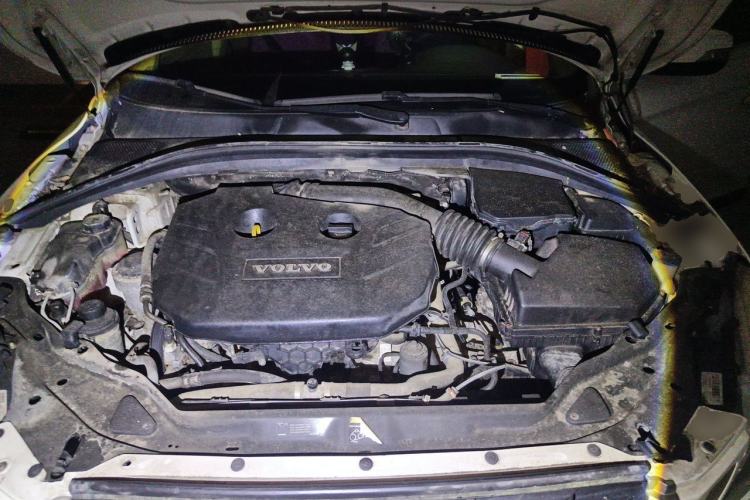 Used Volvo XC60 2011 2.0T Zhiya Edition Engine Bay