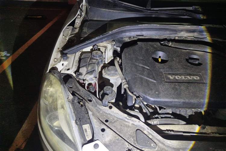 Used Volvo XC60 2011 2.0T Zhiya Edition Engine Bay Right