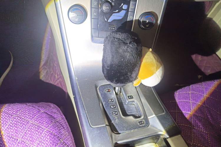 Used Volvo XC60 2011 2.0T Zhiya Edition Gear Lever