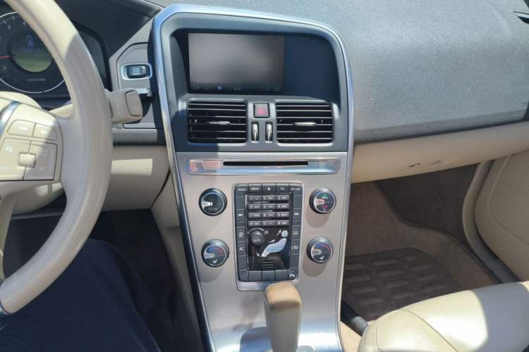 Used Volvo XC60 2012 T5 Comfort Edition Audio And AC Panel