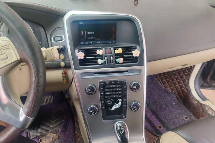 Used Volvo XC60 2012 T5 Comfort Edition Audio And AC Panel