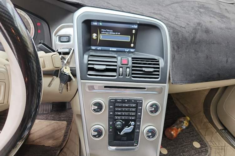 Used Volvo XC60 2012 T5 Comfort Edition Audio And AC Panel