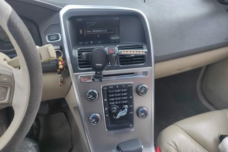 Used Volvo XC60 2012 T5 Comfort Edition Audio And AC Panel