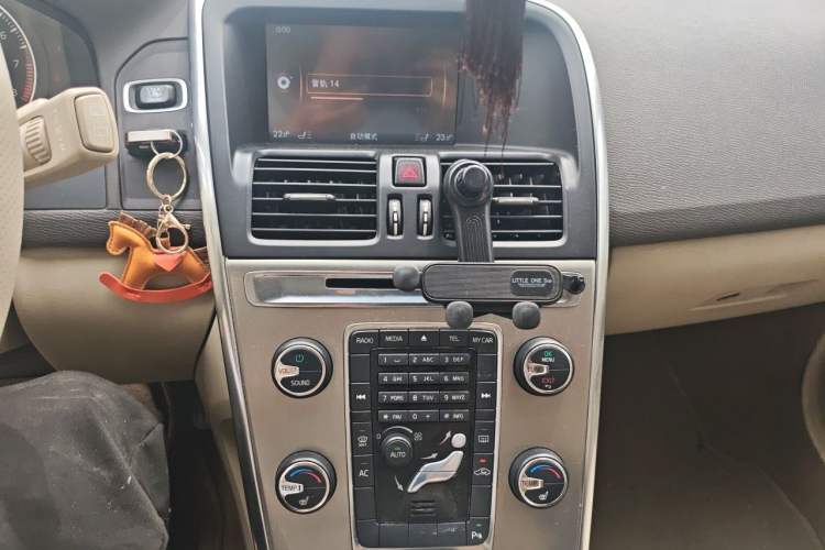 Used Volvo XC60 2012 T5 Comfort Edition Audio And AC Panel