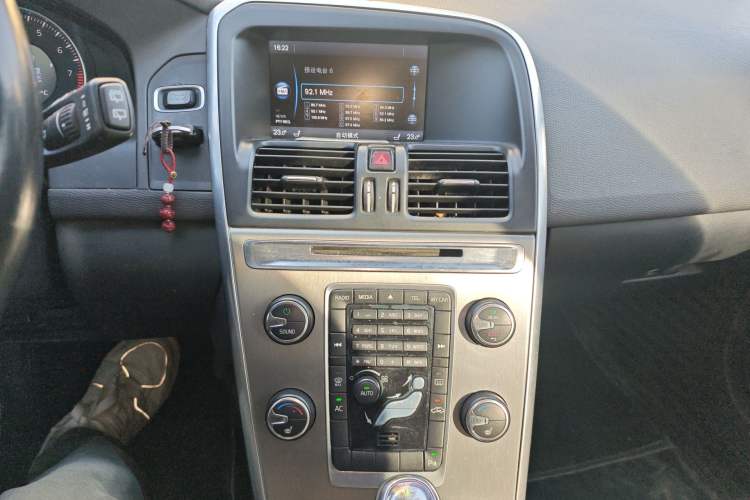 Used Volvo XC60 2012 T5 Comfort Edition Audio And AC Panel