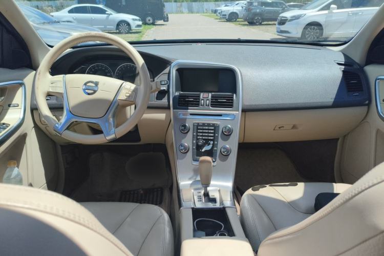 Used Volvo XC60 2012 T5 Comfort Edition Center Console