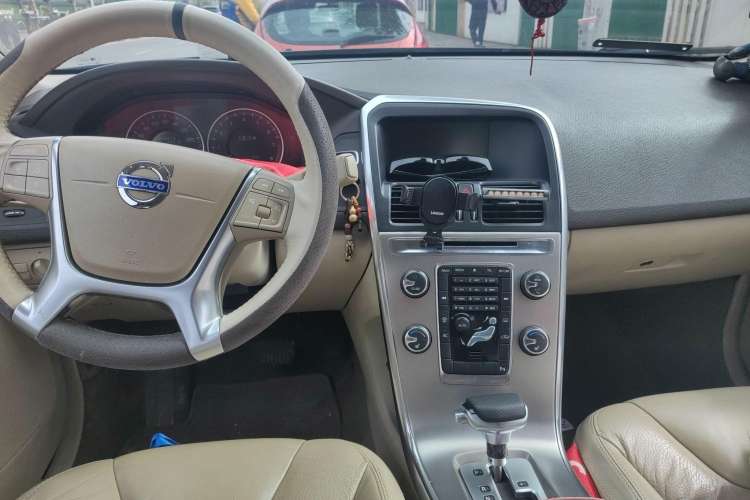 Used Volvo XC60 2012 T5 Comfort Edition Center Console