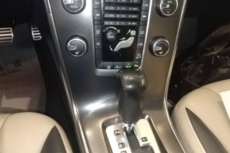 Used Volvo XC60 2012 T6 AWD Personalized Sport Edition Gear Lever