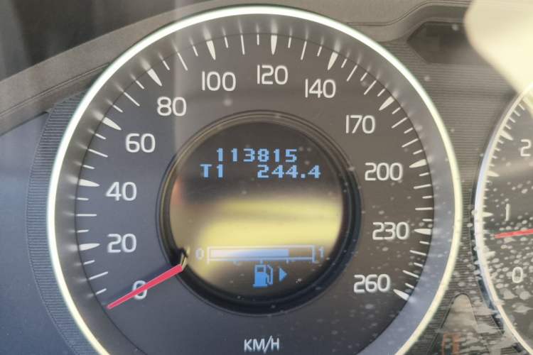 Used Volvo XC60 2012 T5 Comfort Edition Odometer Close Up