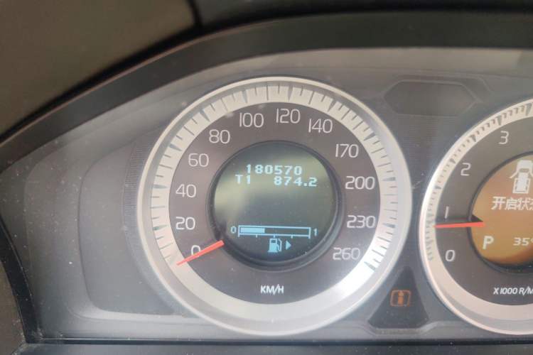 Used Volvo XC60 2012 T5 Comfort Edition Odometer Close Up