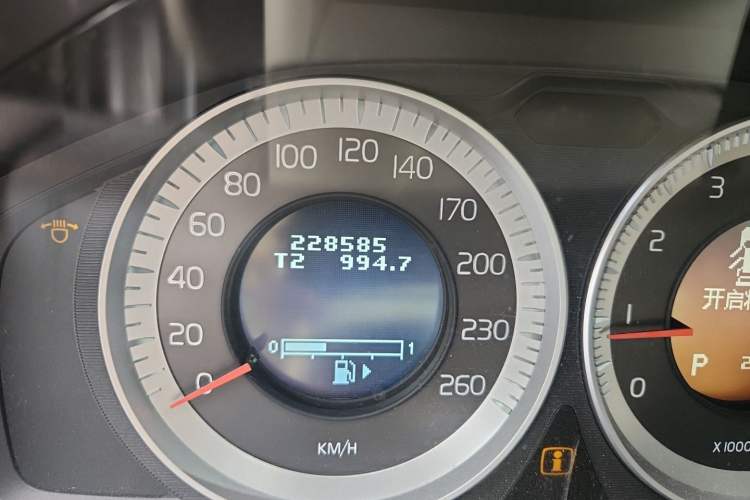Used Volvo XC60 2012 T5 Comfort Edition Odometer Close Up