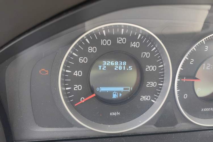 Used Volvo XC60 2012 T5 Comfort Edition Odometer Close Up