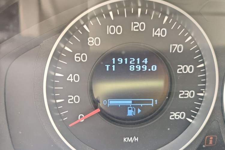 Used Volvo XC60 2012 T5 Comfort Edition Odometer Close Up