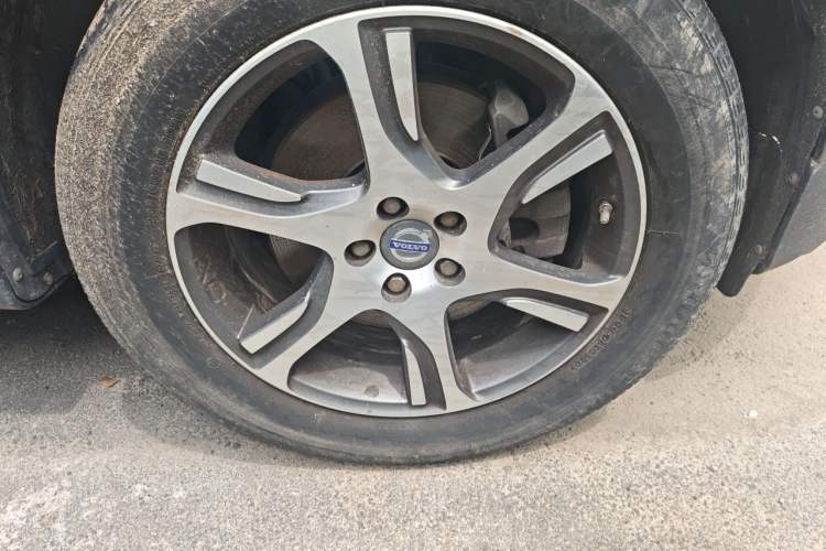 Used Volvo XC60 2012 T5 Comfort Edition Right Front Wheel Hub