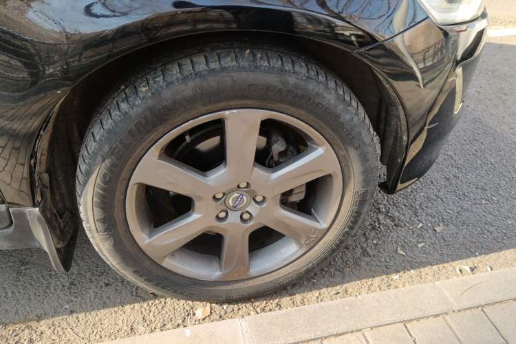 Used Volvo XC60 2012 T5 Prestige Edition Right Front Wheel Hub