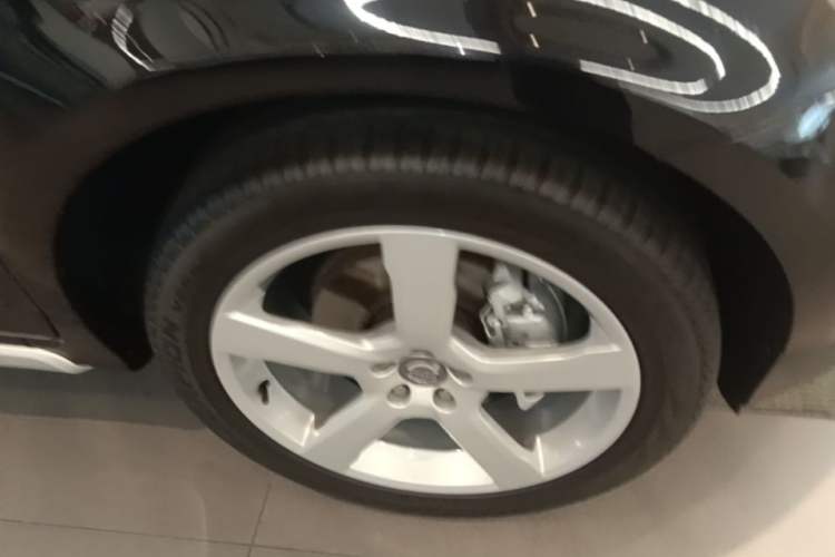 Used Volvo XC60 2012 T6 AWD Personalized Sport Edition Right Front Wheel Hub