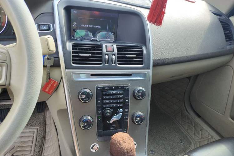 Used Volvo XC60 2012 T5 Comfort Edition Audio And AC Panel