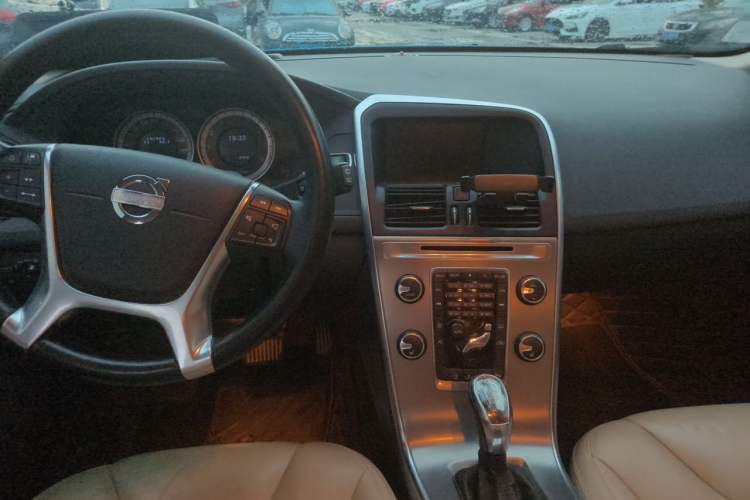 Used Volvo XC60  Center Console