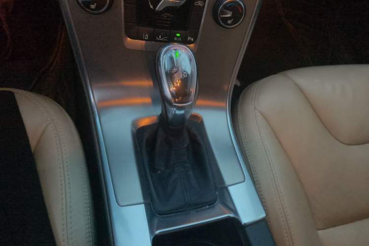 Used Volvo XC60  Gear Lever