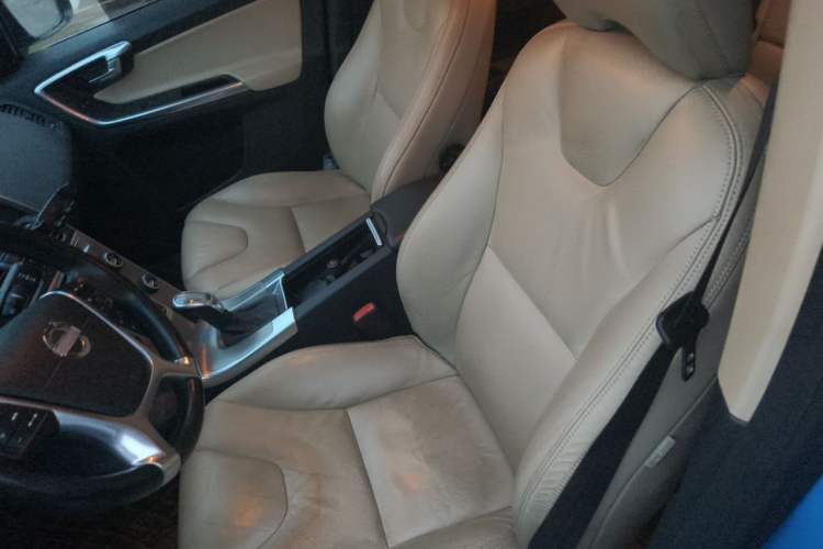Used Volvo XC60  Left Front Seat