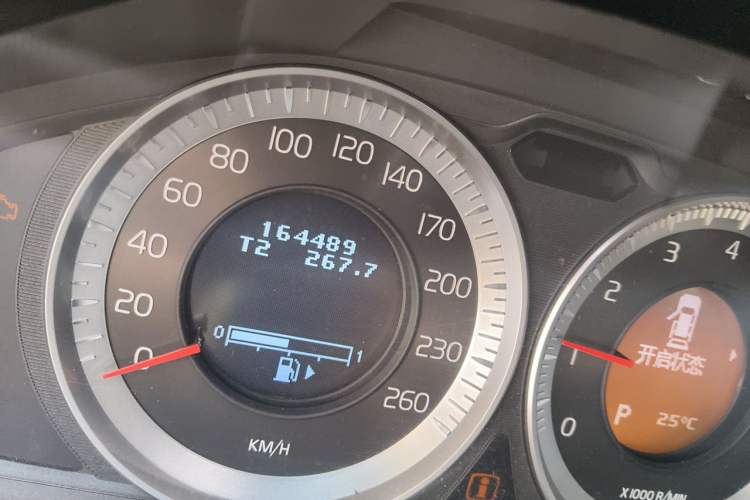 Used Volvo XC60 2012 T5 Comfort Edition Odometer Close Up