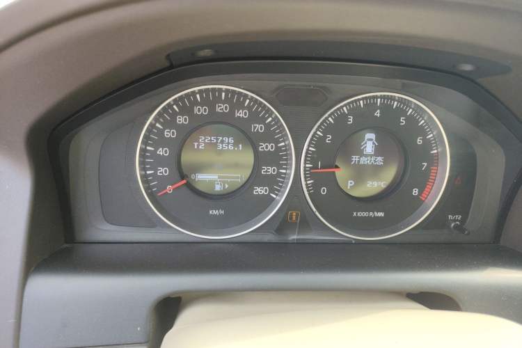 Used Volvo XC60 2012 T5 Comfort Edition Odometer Close Up