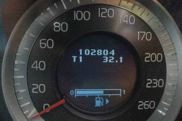 Used Volvo XC60  Odometer Close Up