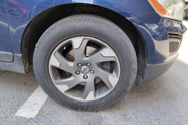 Used Volvo XC60 2012 T5 Comfort Edition Right Front Wheel Hub