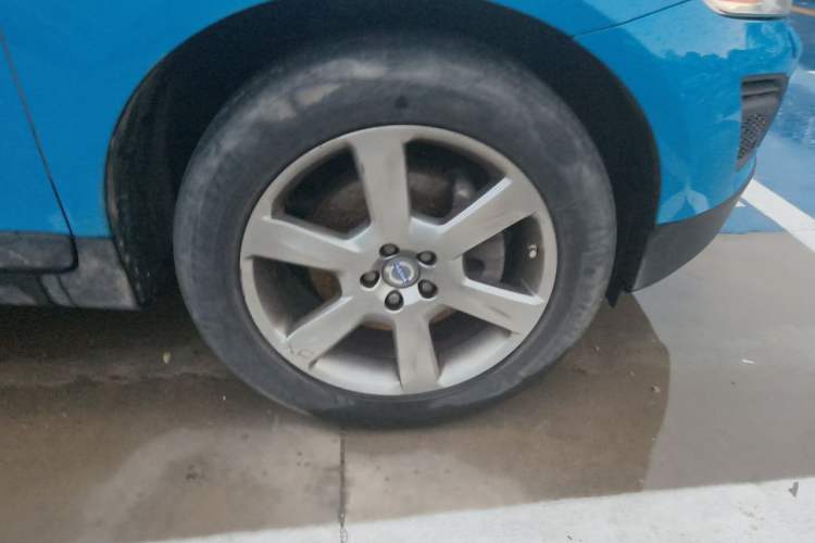Used Volvo XC60  Right Front Wheel Hub