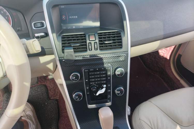 Used Volvo XC60 2012 T6 AWD Comfort Edition Audio And AC Panel