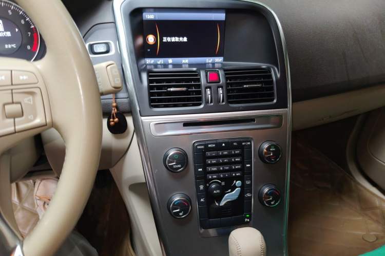 Used Volvo XC60 2012 T5 Comfort Edition Audio And AC Panel