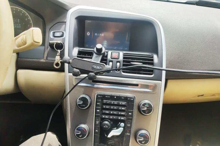 Used Volvo XC60 2012 T5 Comfort Edition Audio And AC Panel
