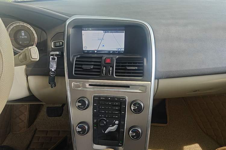Used Volvo XC60 2012 T5 Comfort Edition Audio And AC Panel