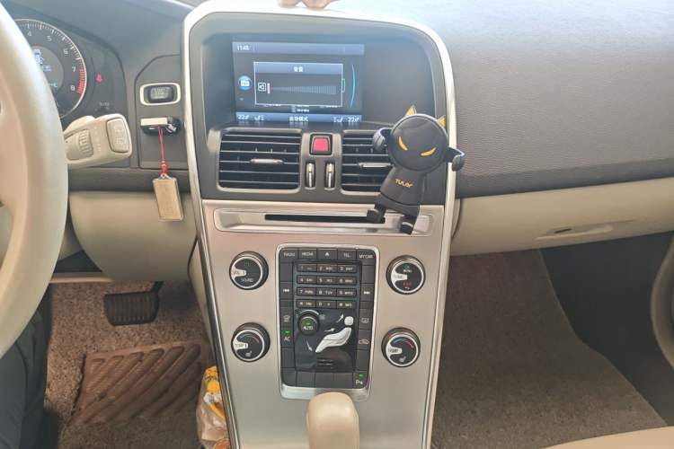 Used Volvo XC60 2012 T5 Comfort Edition Audio And AC Panel