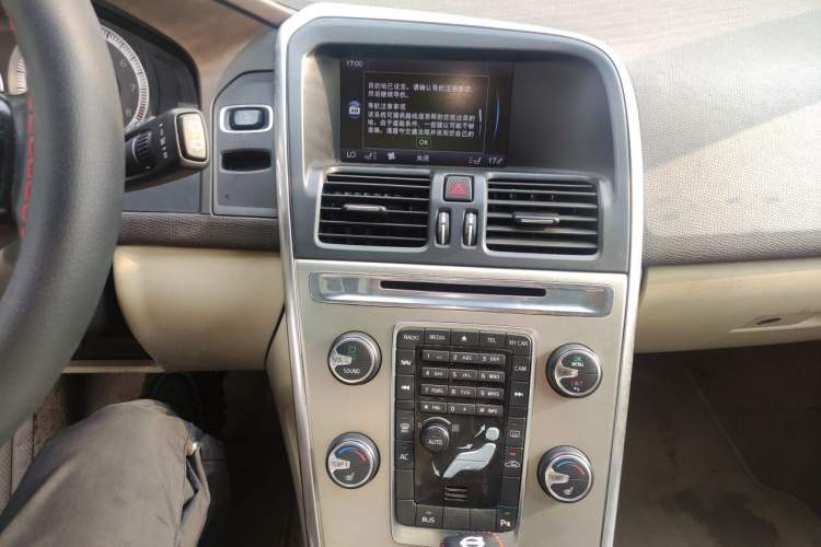 Used Volvo XC60 2012 T5 Prestige Edition Audio And AC Panel