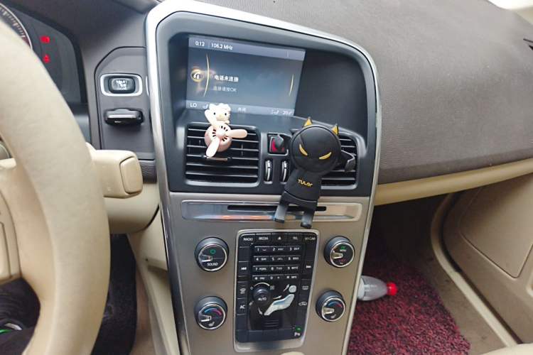 Used Volvo XC60 2012 T5 Comfort Edition Audio And AC Panel