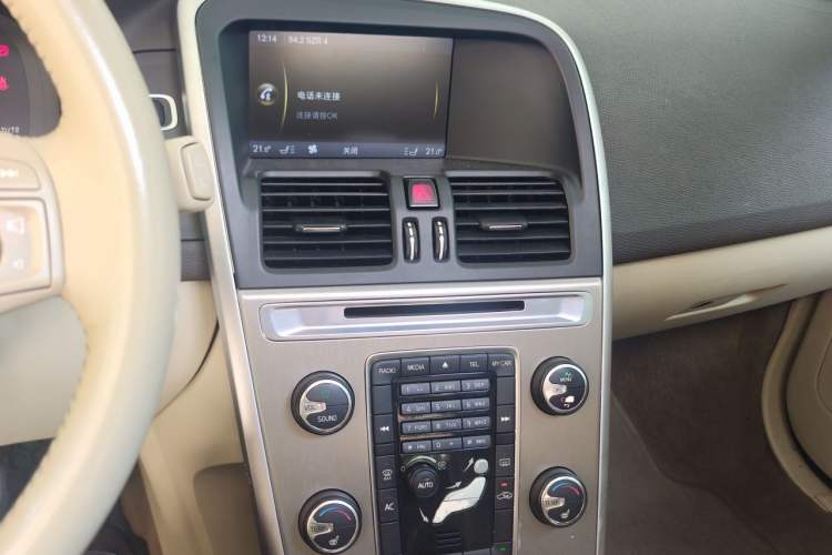 Used Volvo XC60 2012 T5 Comfort Edition Audio And AC Panel