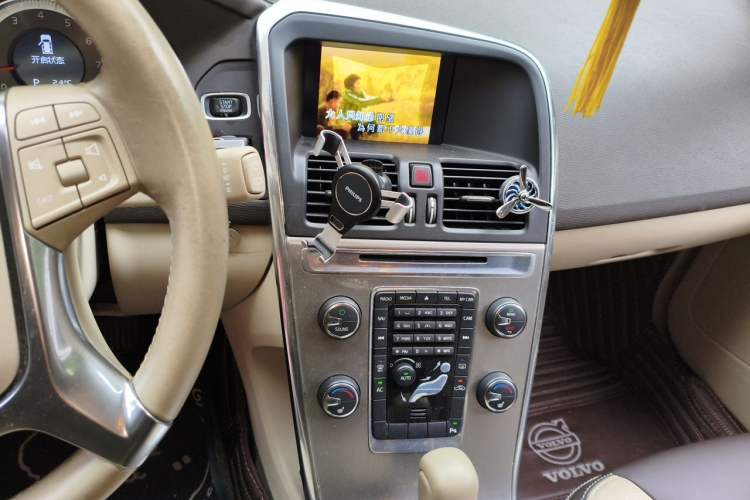 Used Volvo XC60 2012 T5 Comfort Edition Audio And AC Panel