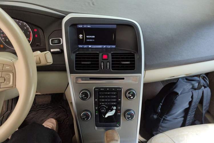 Used Volvo XC60 2012 T5 Comfort Edition Audio And AC Panel