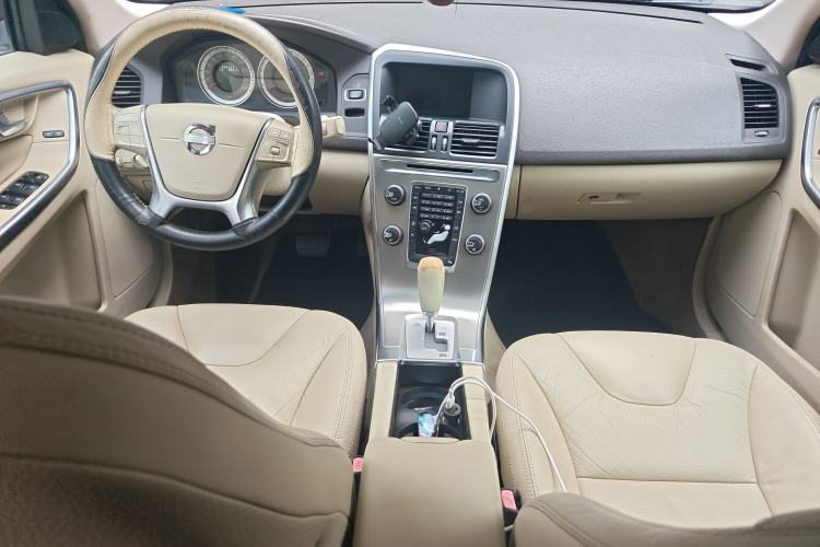 Used Volvo XC60 2012 T5 Comfort Edition Center Console